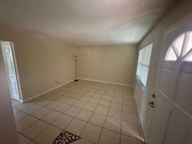 Building Photo - 4732 SW 33rd Ave Unit 208