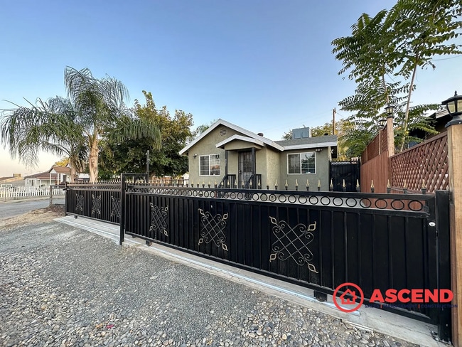 Building Photo - Cute 3 Bedroom Located in Taft! Rental