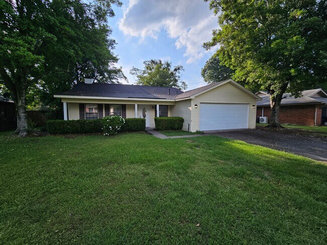 Charming 3 Bedroom 2 Bathroom home in Pooler! - Charming 3 Bedroom 2 Bathroom home in Pooler!