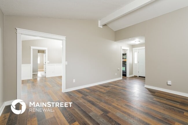 Photo - 305 Station St E