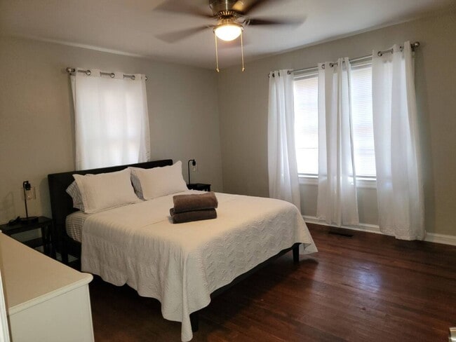 Building Photo - Charming 2 bedroom Duplex