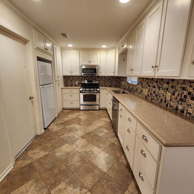 Photo - 3 Bedroom Home Available in October!