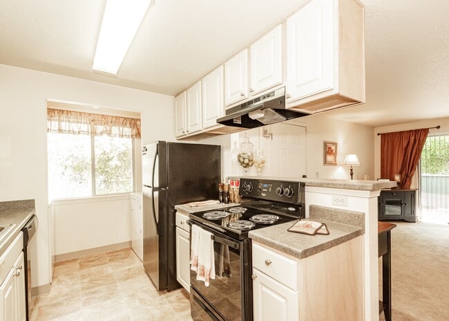 Photo - King's Court Apartments