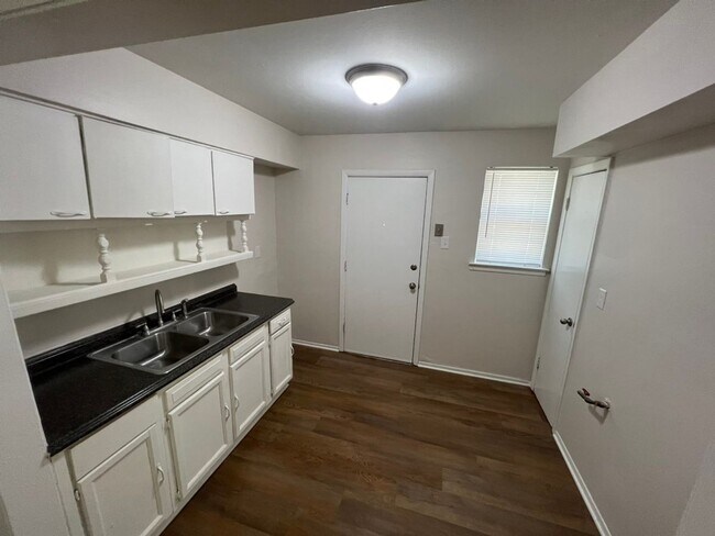 Photo - 2583/2585 Oxford Unit 2583 Oxford