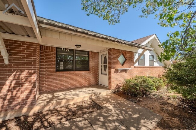 Building Photo - 1603 Karen Ln