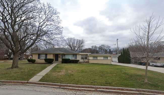 Building Photo - 7803 W Cleveland Ave