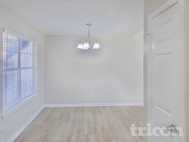 Photo - 868 Asbury Way