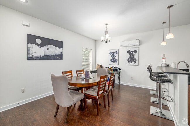 3BR, 4.5BA - 1,950SF - Dining Area