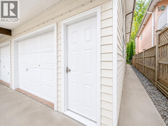 Photo - 5838 Kerr St