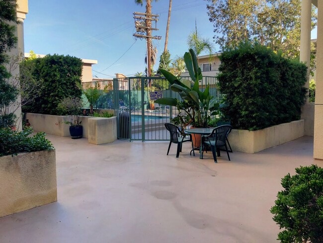 Photo - Top-Floor large condo on tree-lined street Unit 401