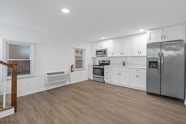 Photo - 54 W Somerset St