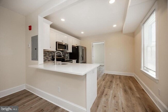 Photo - 325 W Barnard St
