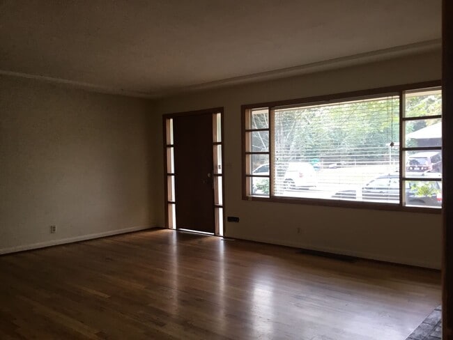 Photo - UNIVERSITY MID CENTURY