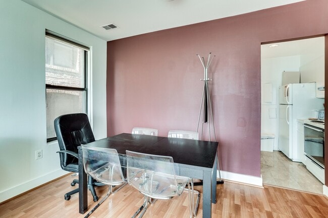 Photo - Bright One Bedroom with Private Balcony! Unidad 13B
