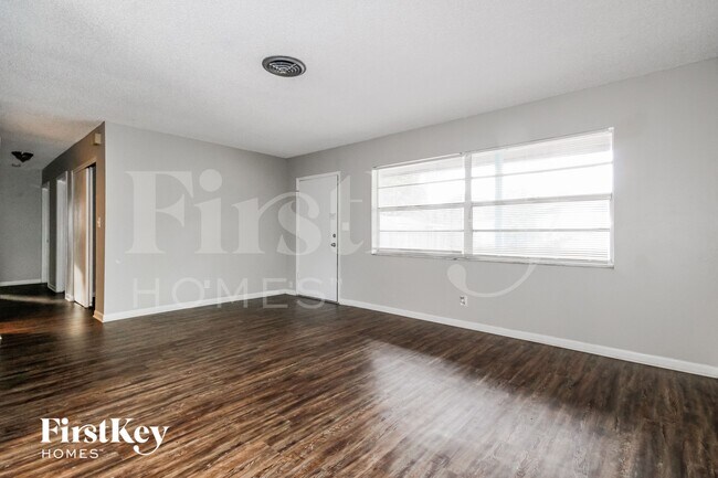 Photo - 130 Davison Ave N
