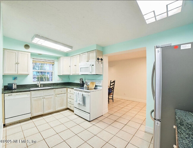 Photo - 819 4th St N