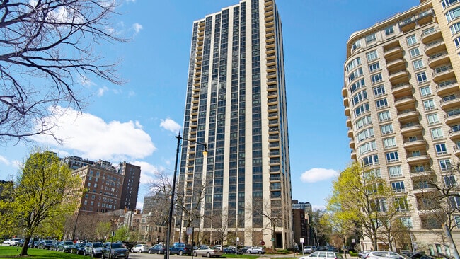 Building Photo - 2500 N Lakeview Ave Unit 3002 Rental