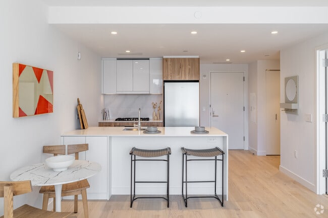 1BR, 1BA - 555SF - Kitchen - Halletts Point