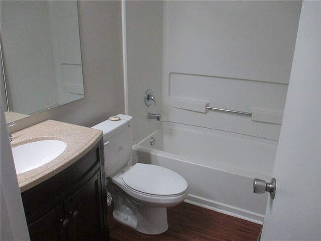 Building Photo - 220 Elm St Rental