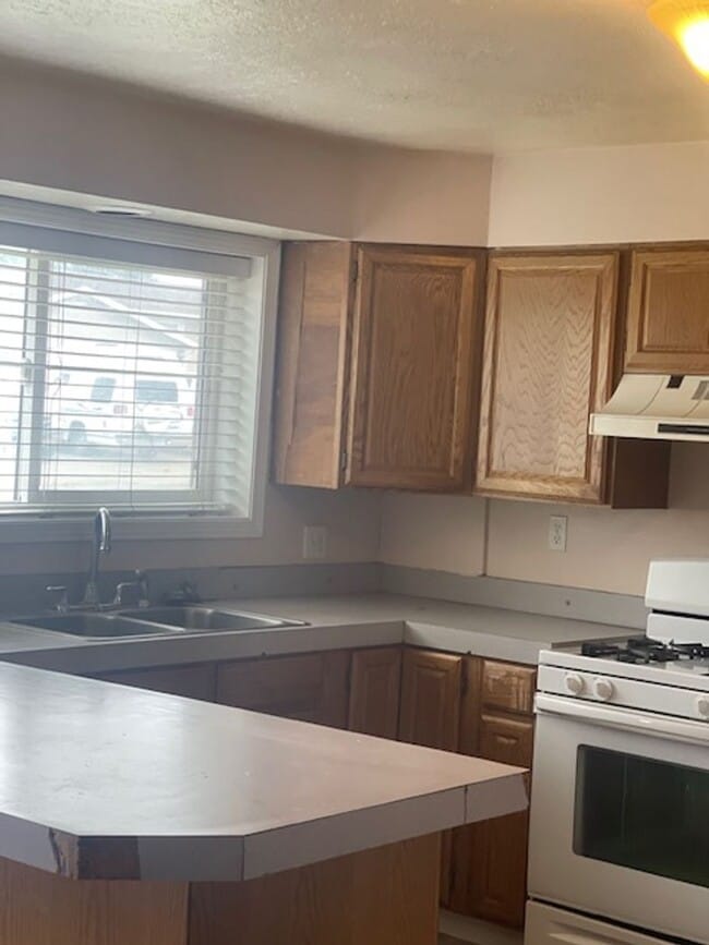 Photo - Nice 3 bedroom 2 bathroom apartment.
