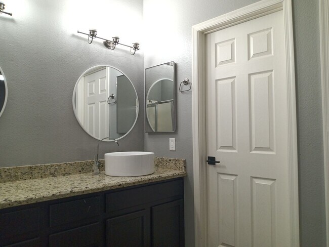 Photo - Very Spacious House- Near Cardinal Stadium