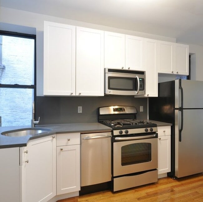 Building Photo - 414 W 49th St Unit 5D Rental