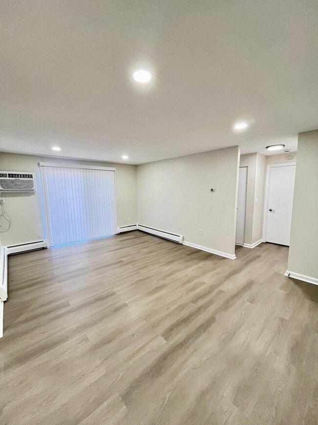 1 bedroom Livingroom - Fernwood Apartments