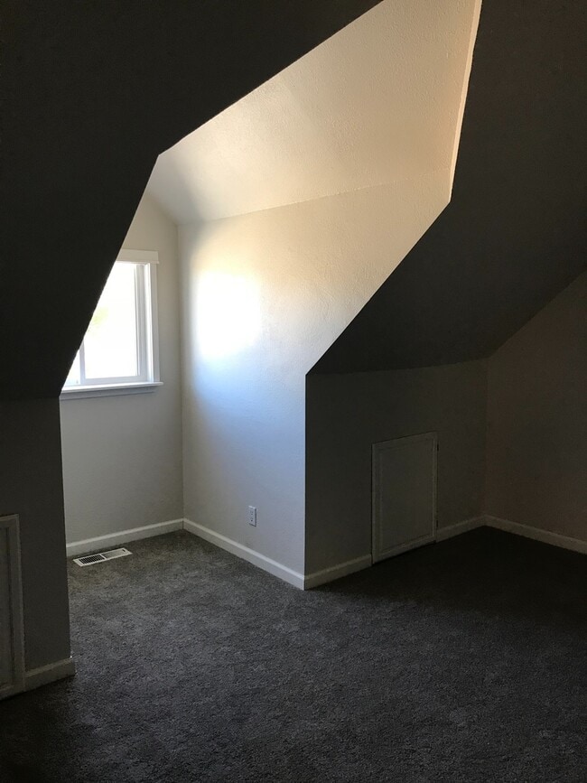 Building Photo - Upper unit in SW Bend Close to Old Mill an... Rental