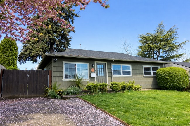 Building Photo - Charming 3 Bedroom, 1 Bath Home in Portland offering Comfortable Living with Central AC!