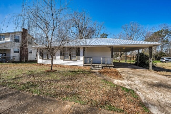 Building Photo - Spacious 4-Bedroom Beauty in Sylacauga – Huge Deck, Carport & Tons of Charm!