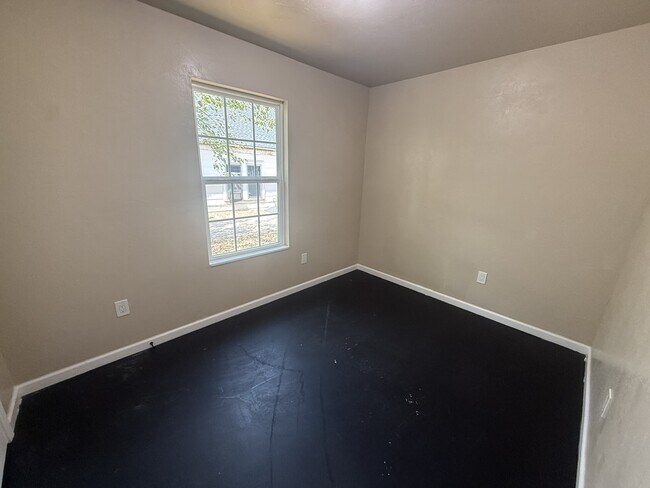 Photo - 211 W 16th St