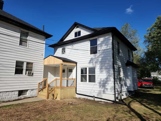 Building Photo - 1022 N West St Unit 1022 1/2 N West St