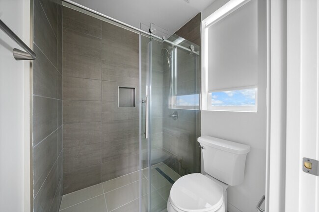 Photo - 1042 Irolo St