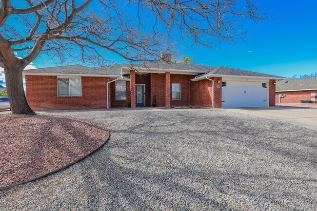 Gorgeous 5 Bed 2 Bath - Pool & Fenced in B... - Gorgeous 5 Bed 2 Bath - Pool & Fenced in B... House
