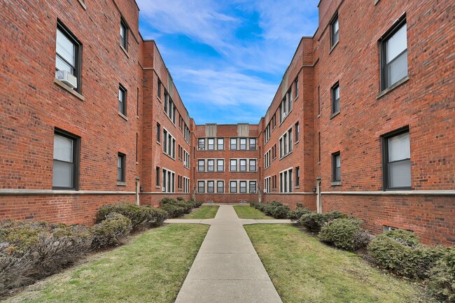Photo - Spacious Studio in Beverly Unit 10633-3E