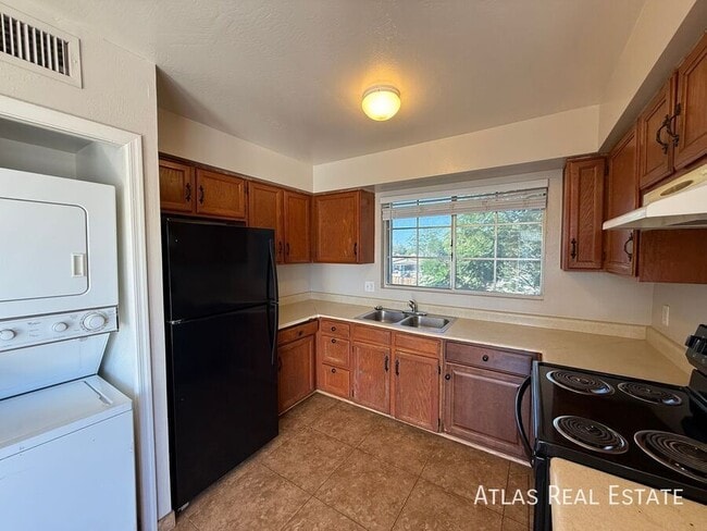 Building Photo - 58 N May Unit 202