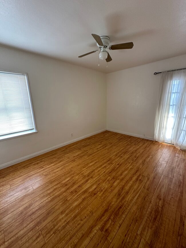 living room - 1522 N Sycamore St Unit A