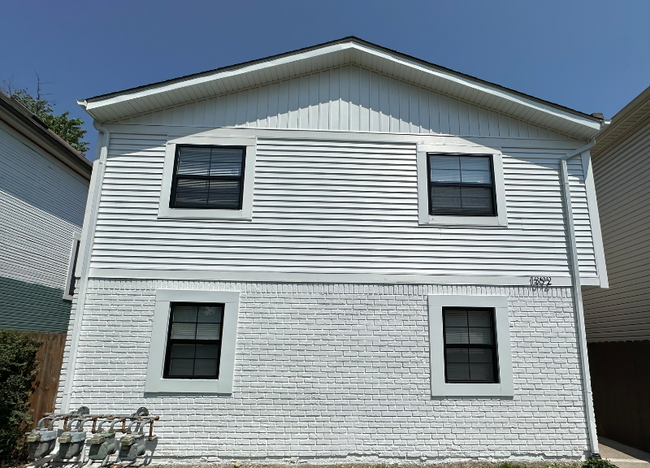 Photo - 1392 Summit St Apartment