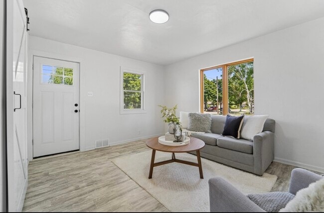 Photo - 521 E 2nd St