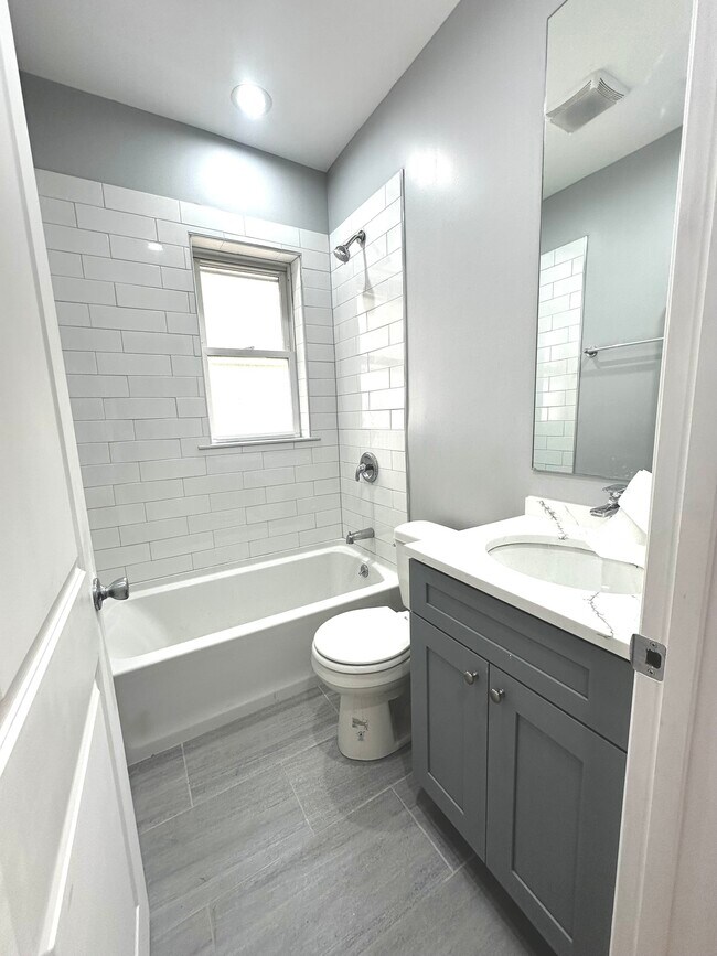 1151 W Lunt - 2 bed - 1145 W Lunt Ave