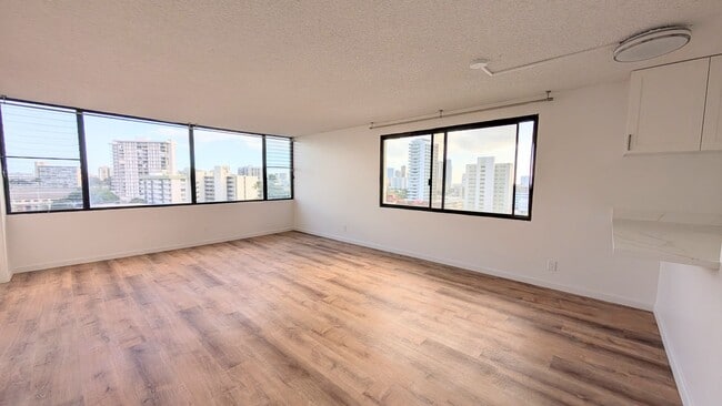 Building Photo - Newly remodeled Large 3 bed/2 bath/2 parking end Unit 707