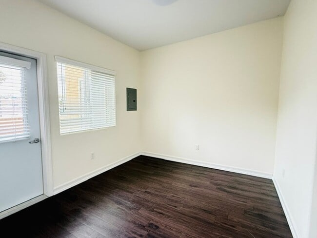 2303 E 8th St Unit 1