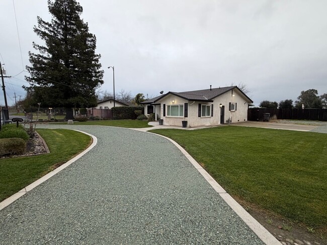 Building Photo - 3 Bed 1 Bath on a quiet country road