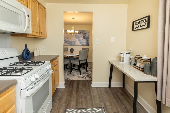 Colony Hill Apartments & Townhomes