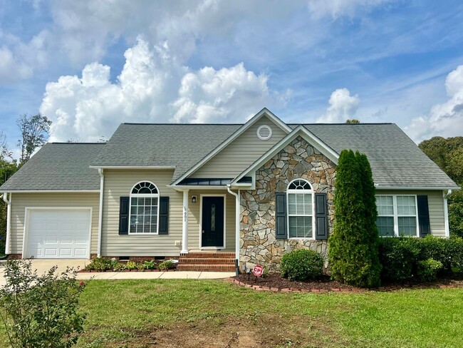 Three bedroom, 2 bath house in Mebane-Move... - Three bedroom, 2 bath house in Mebane-Move...