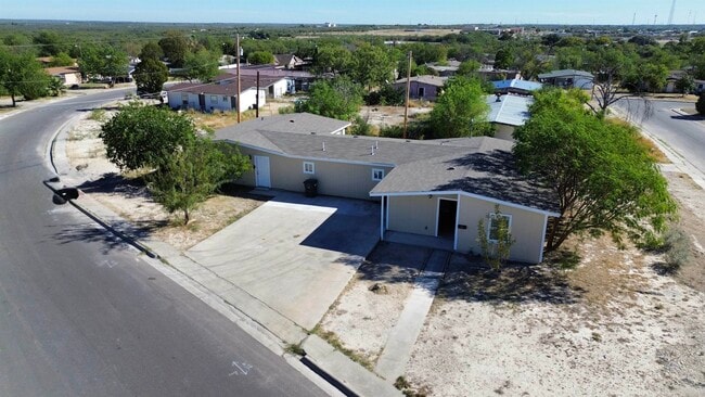 Photo - 203 Kennedy Dr