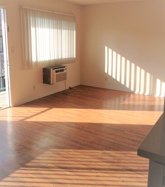 Photo - 372 W Doran St