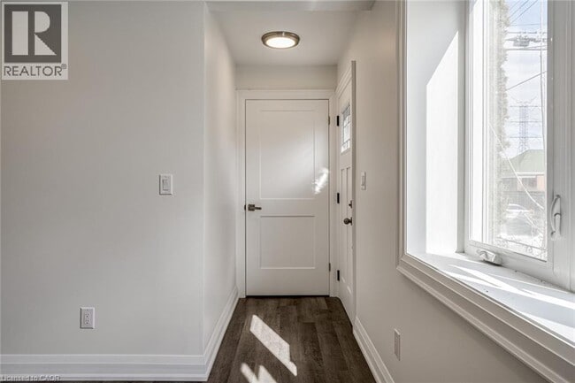 Photo - 395 Paling Ave