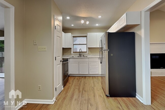 Photo - 4521 Aviemore Crescent