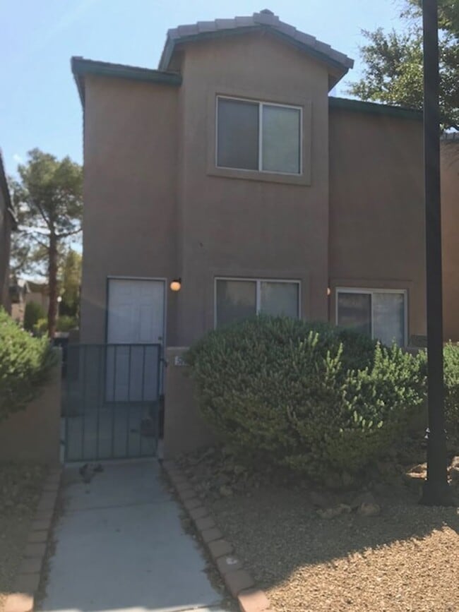 Building Photo - 3 Bedroom located in Gated Community!! Rental
